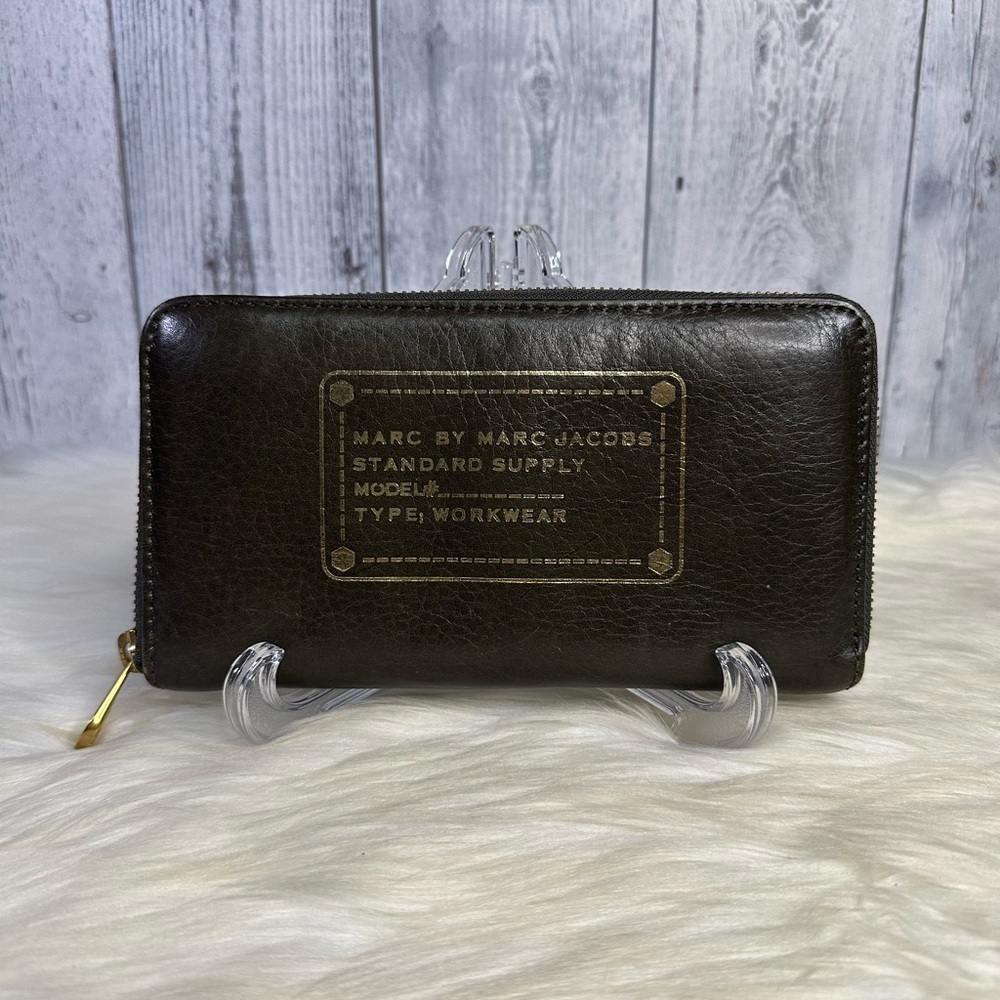 MARC JACOBS leather passport zip wallet
